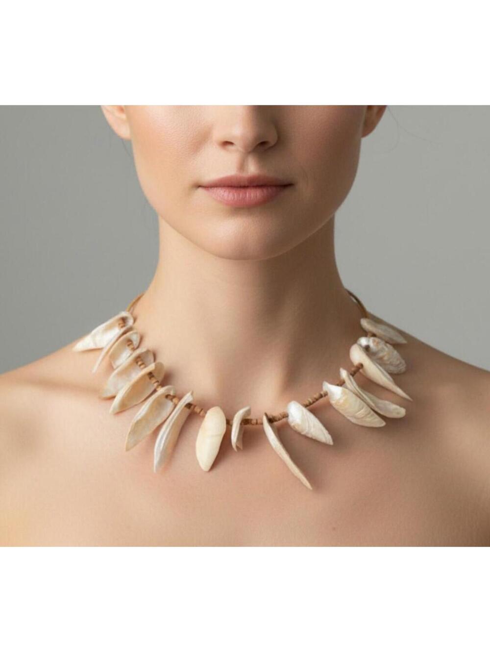 NECKLACE Vintage 16.5" shell Choker, Screw Barrel Clasp